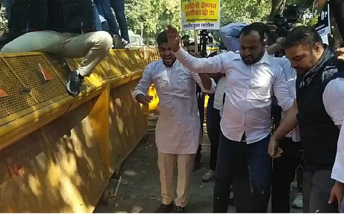 भगदड़ के विरोध में युवा कांग्रेस का प्रदर्शन, मांगा रेल मंत्री का इस्तीफा भगदड़ के विरोध में युवा कांग्रेस का प्रदर्शन, मांगा रेल मंत्री का इस्तीफा